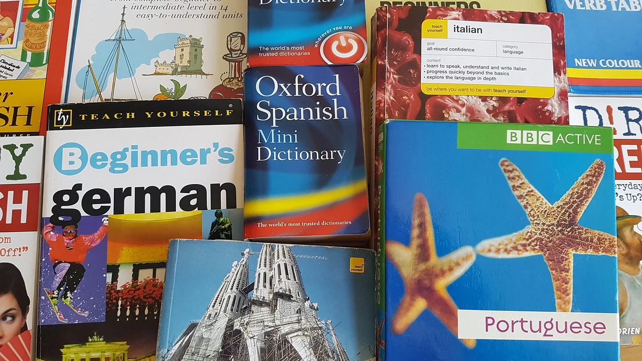Livro aberto com anotações sobre sintaxe e gramática