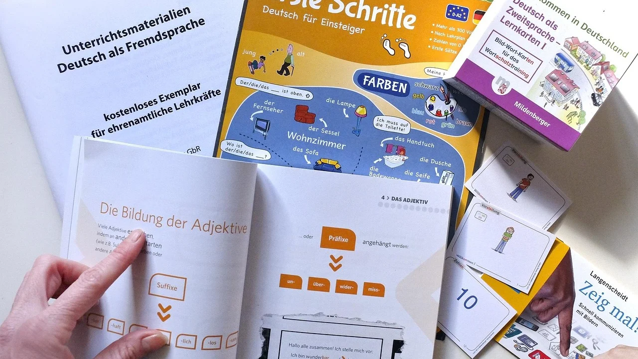 Canetas e folhas usadas para resolver exercícios gramaticais