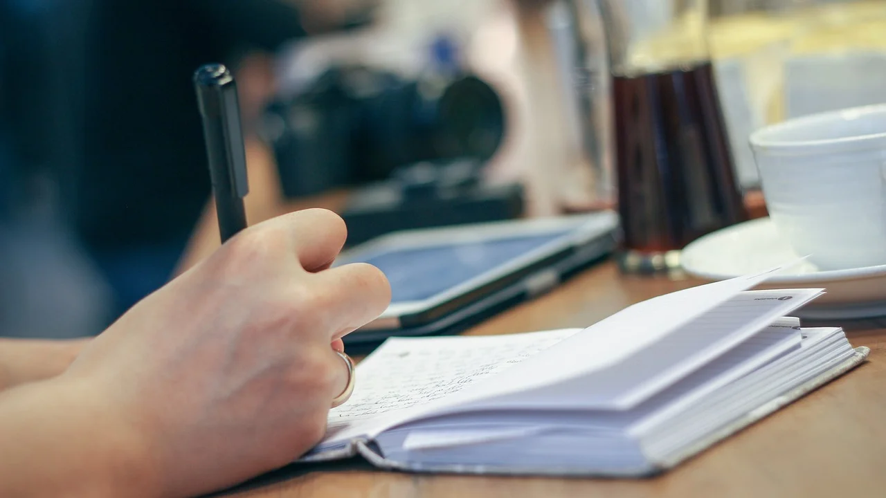 Caderno aberto com anotações para reescrever uma ideia