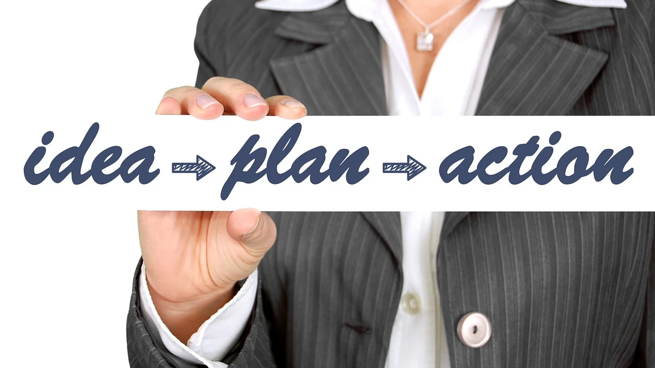 Profissional organiza um plano de carreira em ambiente de trabalho