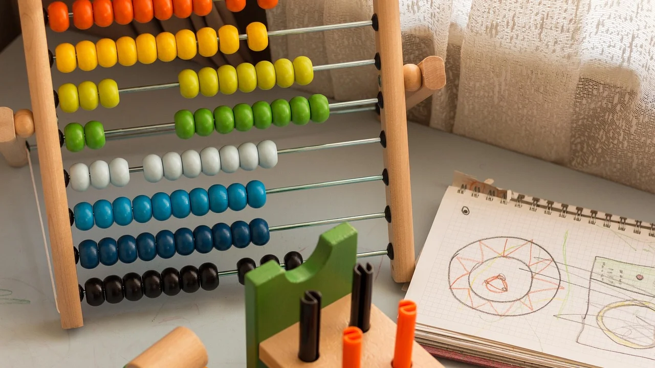 Estudante resolvendo uma atividade de matemática