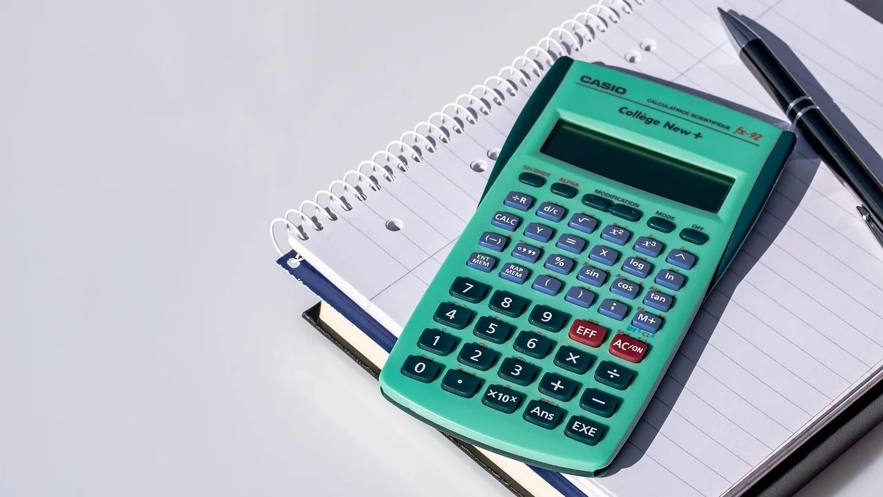 Materiais escolares usados no estudo de cálculos e porcentagens