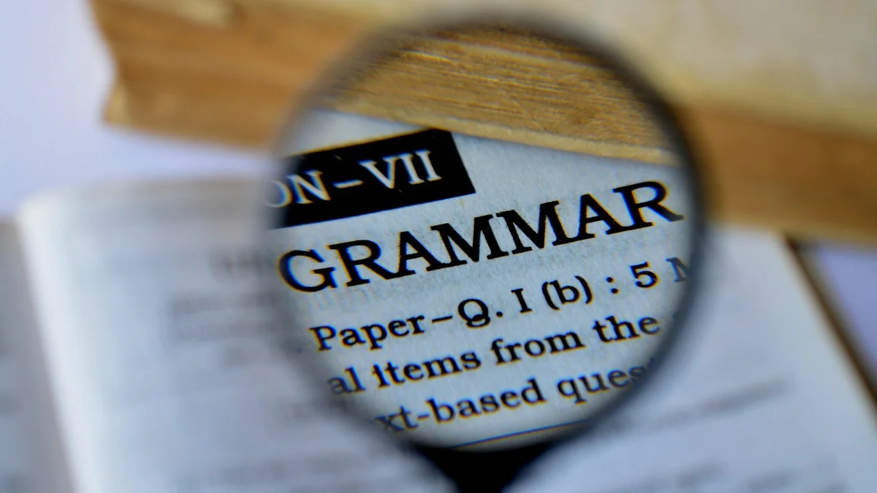 Livro aberto com anotações de gramática portuguesa