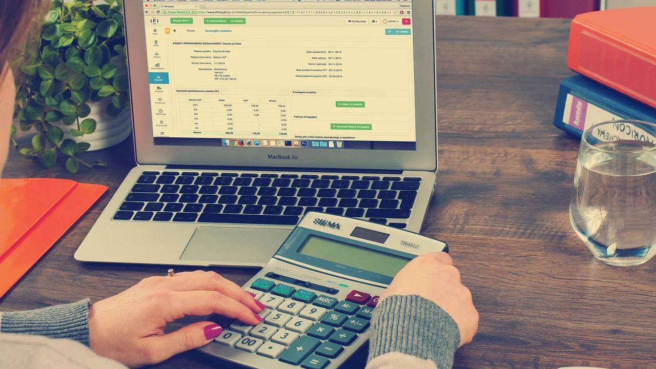Empresária acessa serviços tributários em notebook