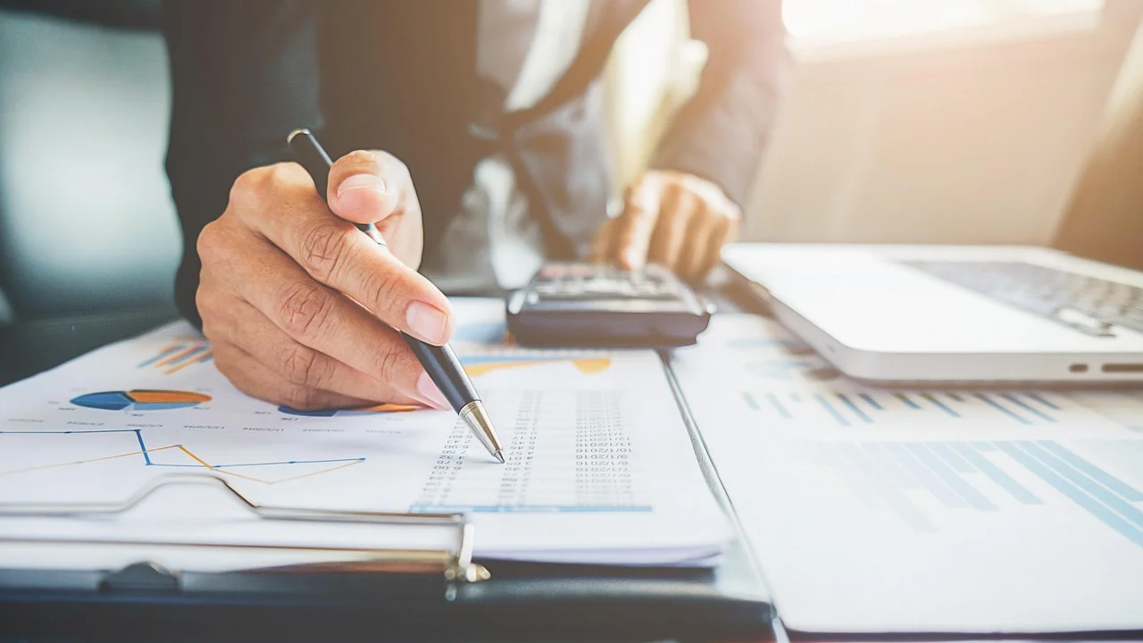 Tela de computador usada para consultar dados empresariais