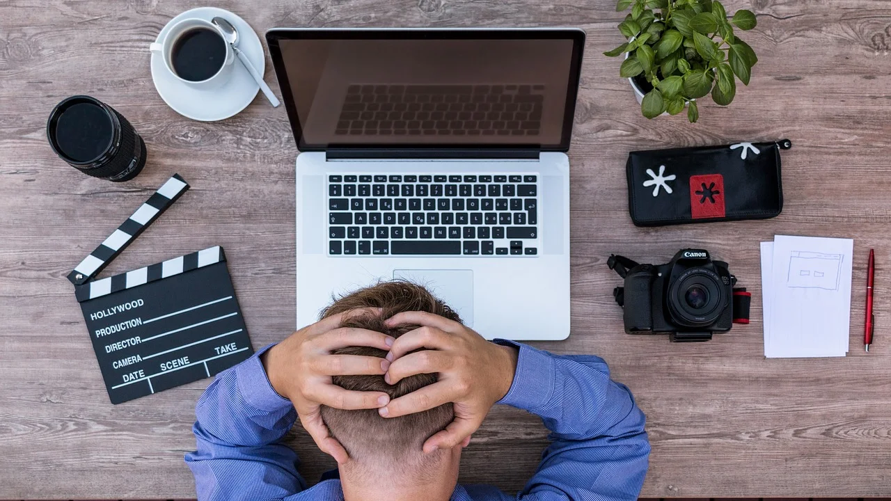 Profissional em ambiente de trabalho durante uma reunião