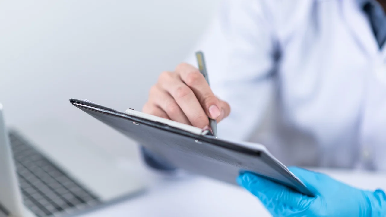 Equipe técnica verifica conexão de rede em ambiente hospitalar