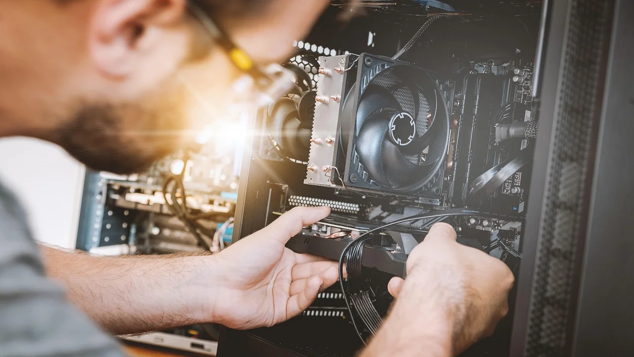 Pessoa verificando o acesso ao sistema em um computador.
