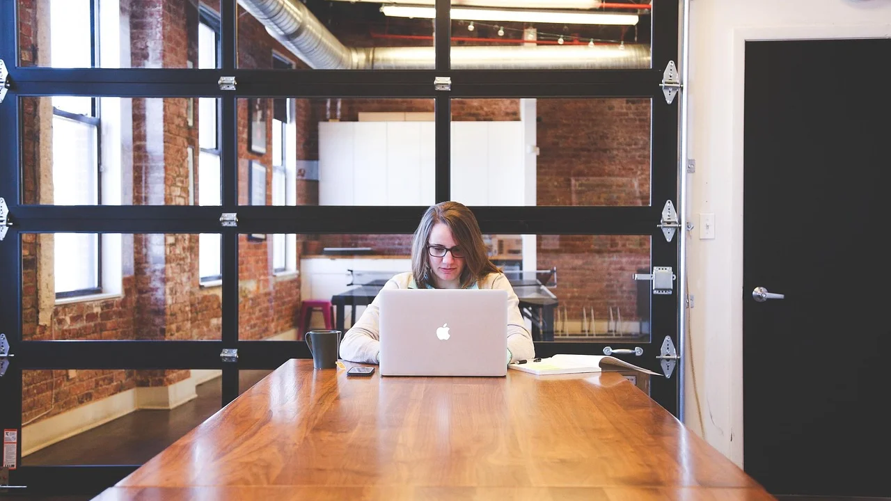 Ambiente de estudo com laptop e anotações