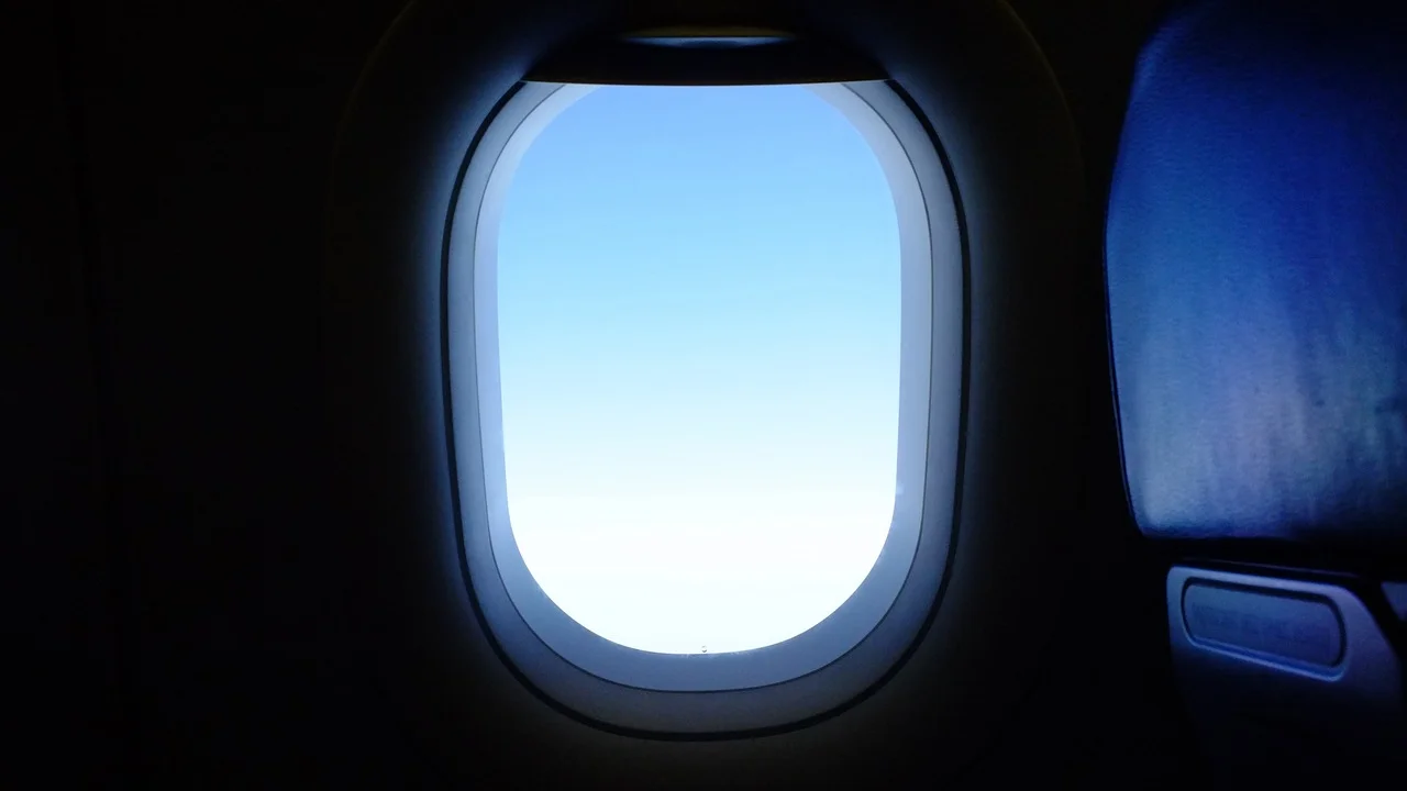 Passageiro observa nuvens pela janela do avião