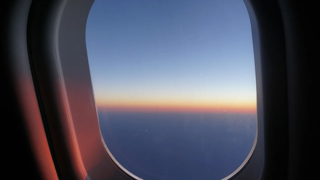 Silhueta de aeronave sobre nuvens ao entardecer