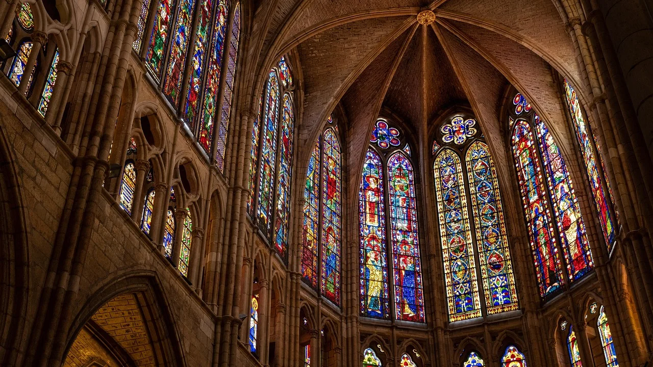 Vitral colorido iluminado em uma igreja