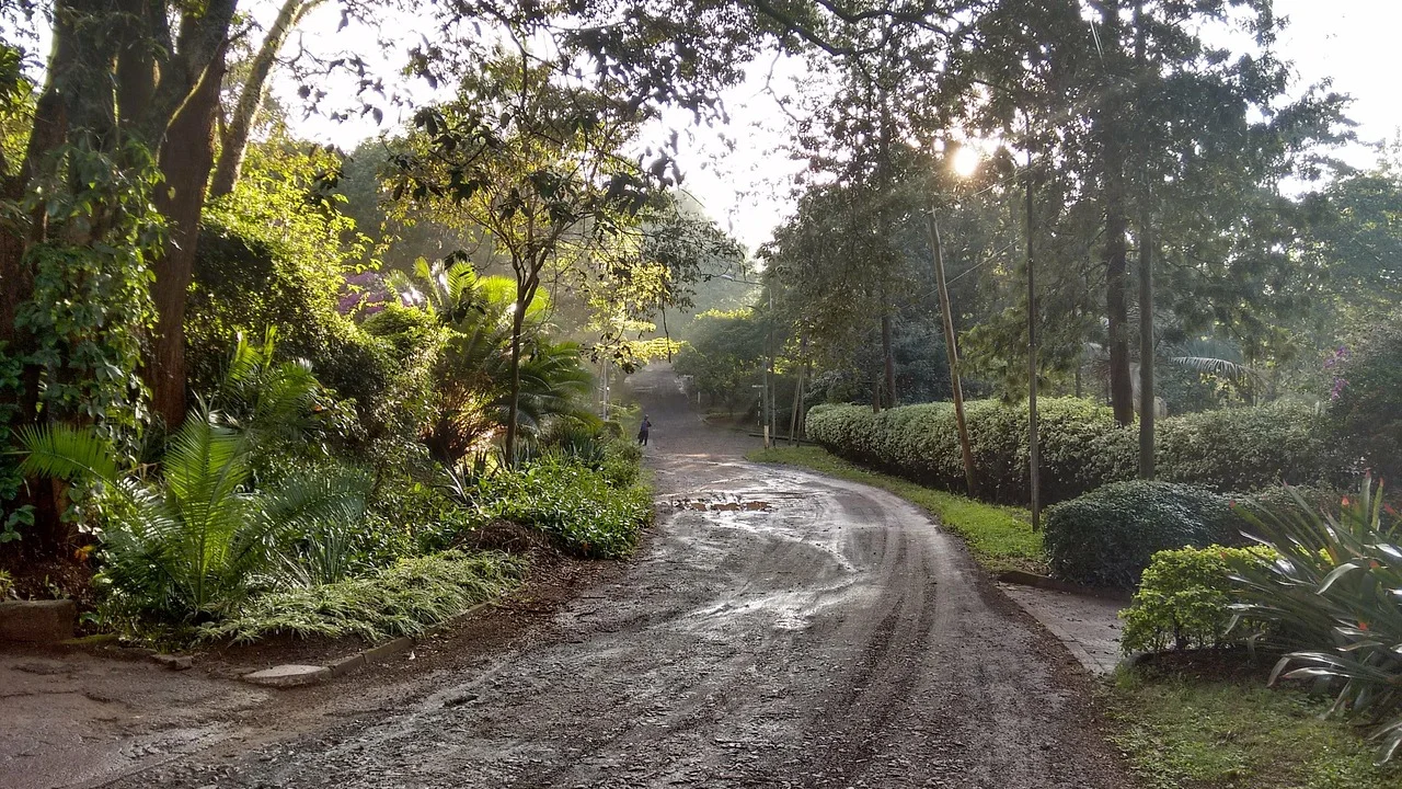 Mãos removendo barro de uma bota depois da caminhada.