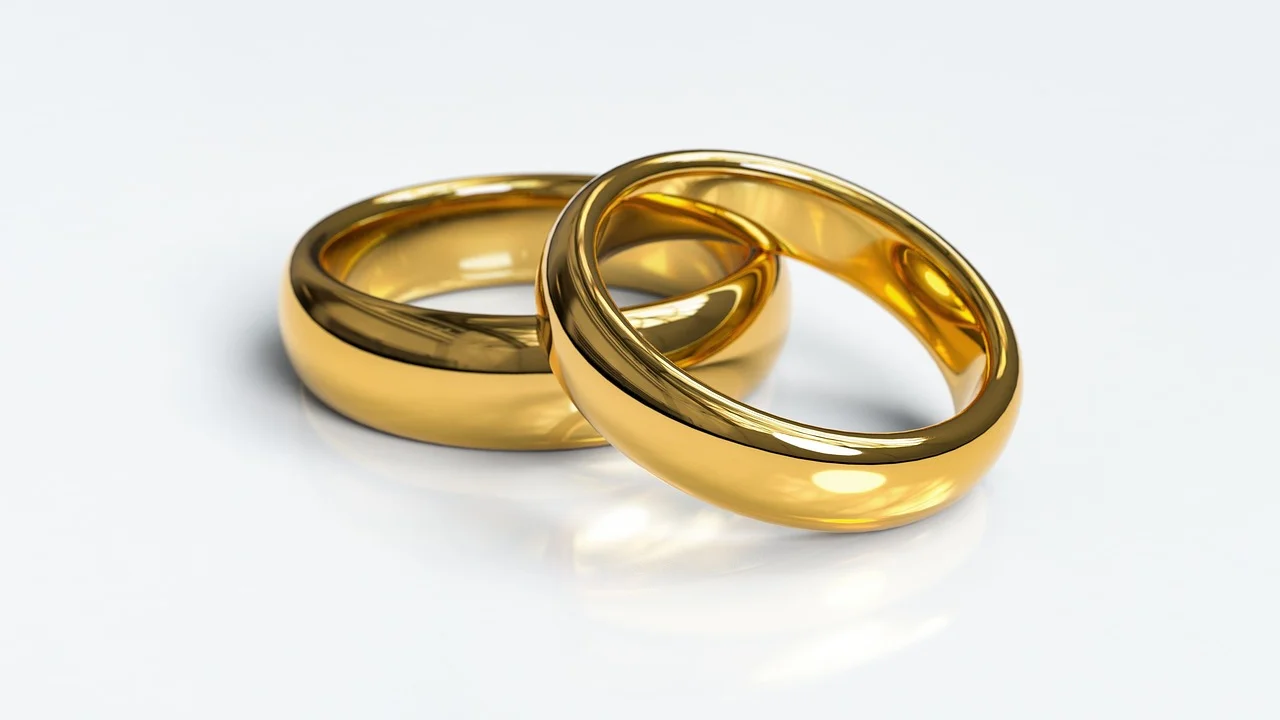 Joias de ouro sobre uma superfície escura e elegante.