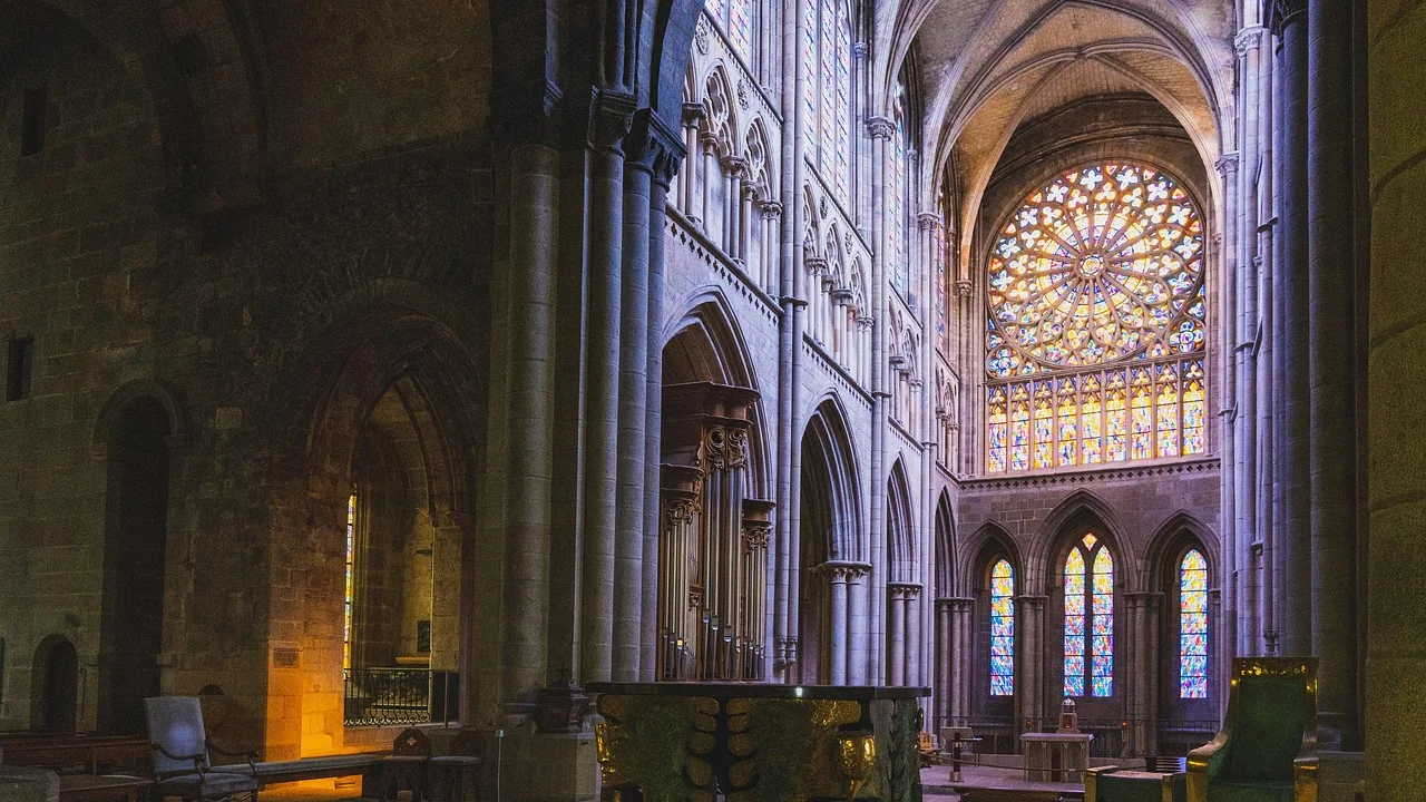 Interior de igreja com bancos voltados para o altar