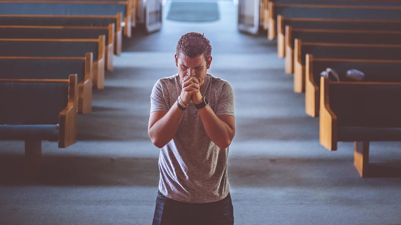 Padre durante uma celebração religiosa em ambiente acolhedor