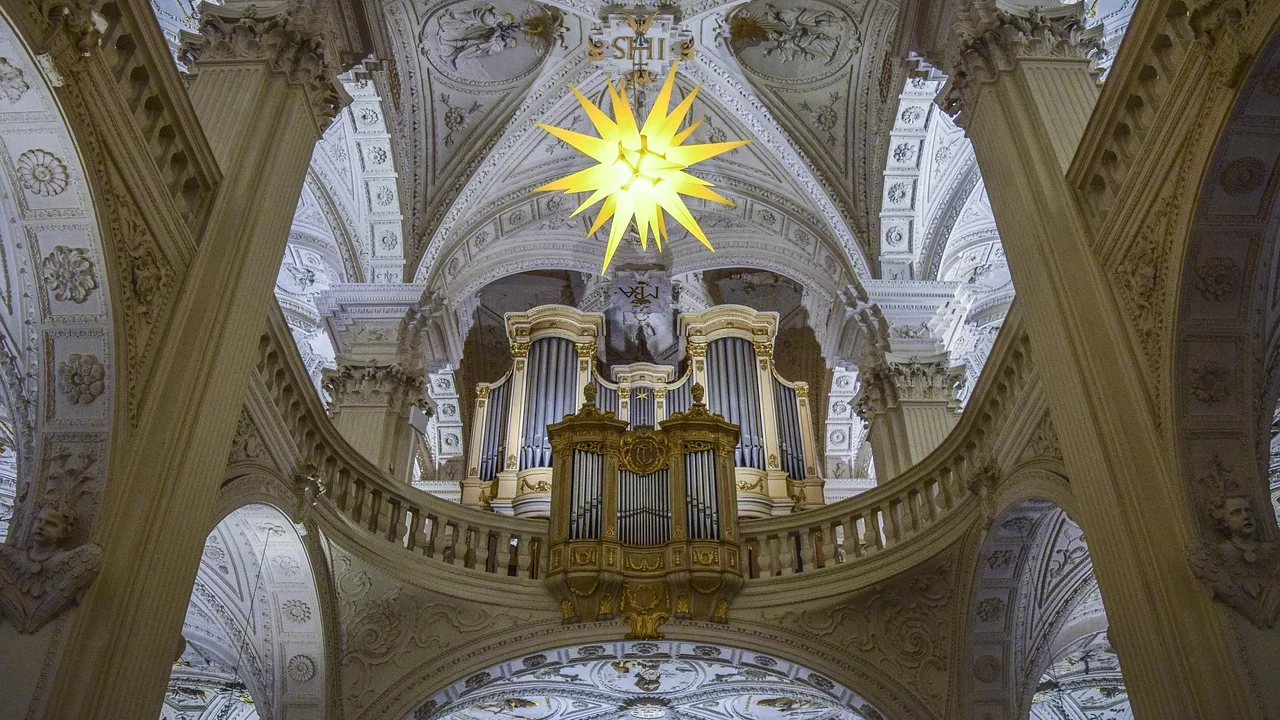 Pessoa refletindo em silêncio em um espaço religioso