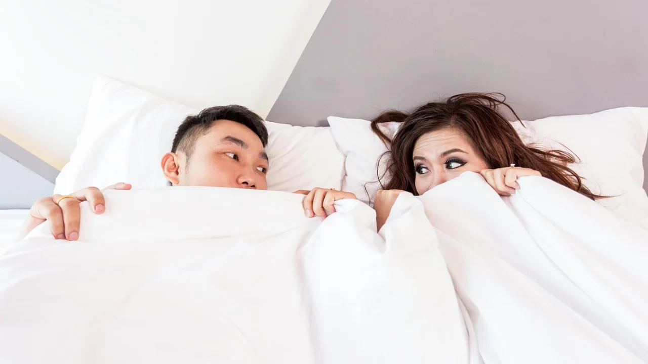 Casal conversa com calma sobre sentimentos e confiança