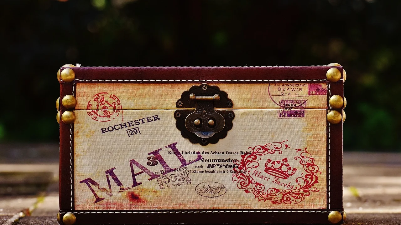 Mala e passaporte sobre uma mesa antes de uma viagem