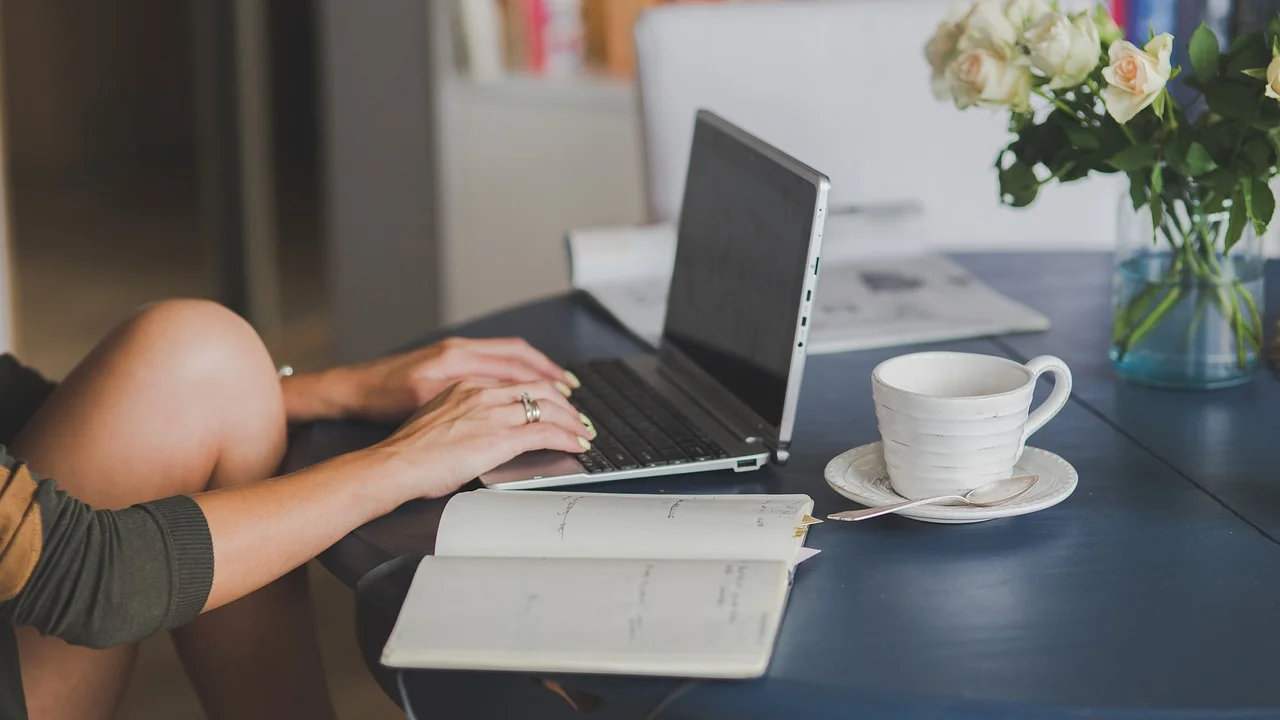 Ambiente de trabalho com lista de prioridades visível