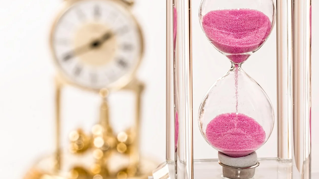 Caderno com planejamento semanal de matérias e revisões
