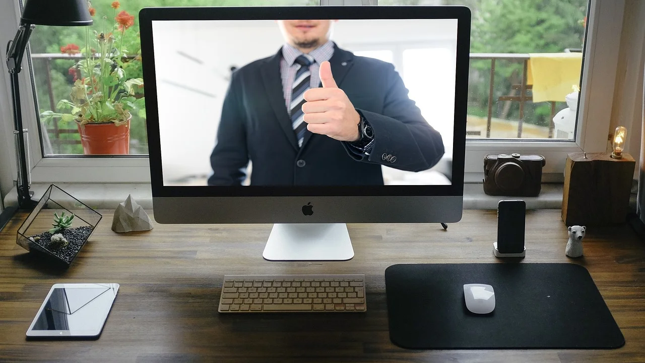Profissional participando de uma reunião online em casa.